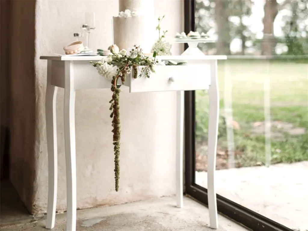 Bílý stůl vhodný na obřad