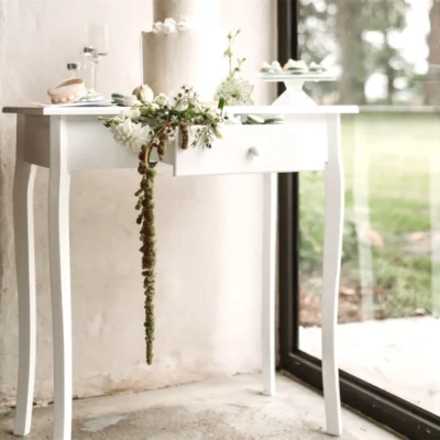 Bílý stůl vhodný na obřad