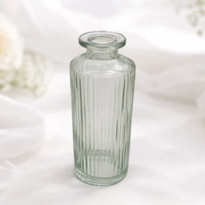 Krásná váza světle zelené barvy vhodná na svatební stůl