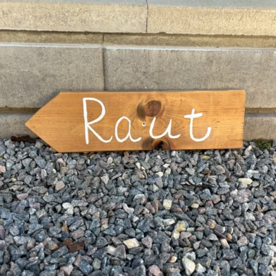 Dřevěná směrovka raut