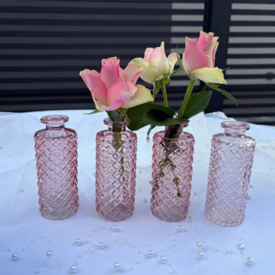 Růžová váza na svatební tabuli