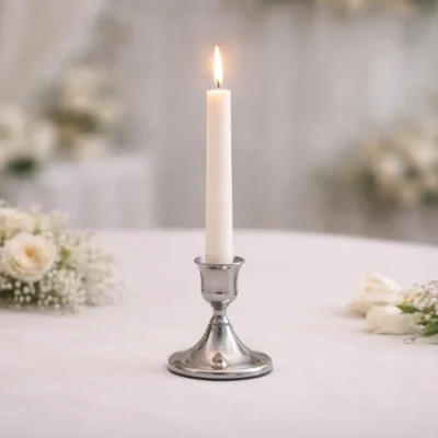 stříbrné kovové svícny na svatební tabuli
