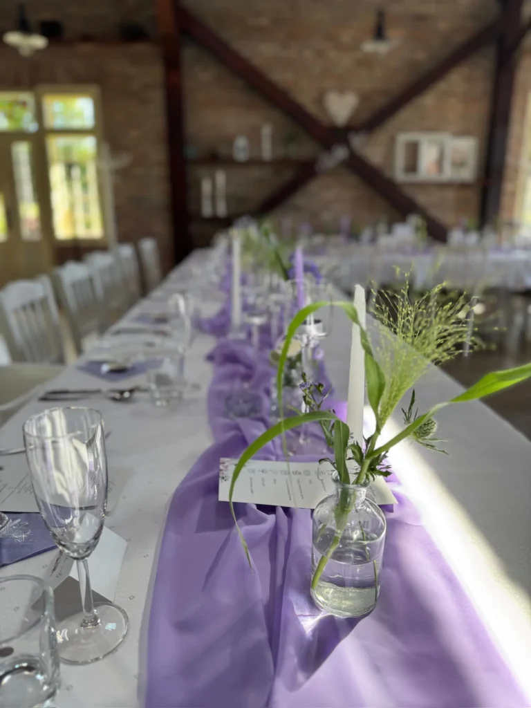 fialová svatební výzdoba