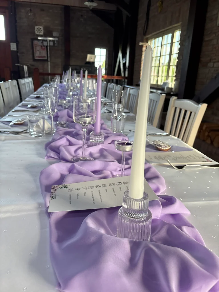 svatební výzdoba v barvě lila 