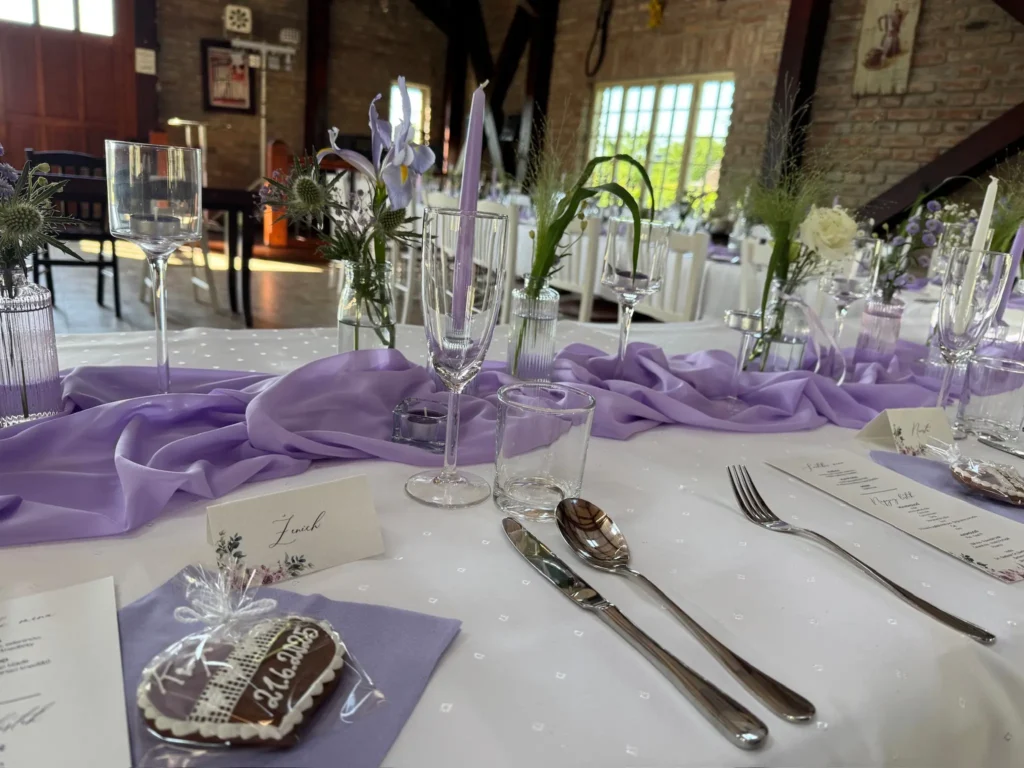 svatební výzdoba v lila barvě