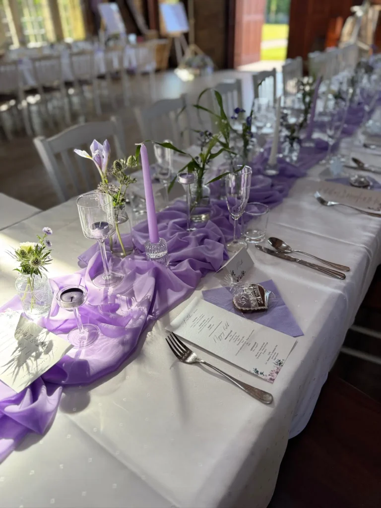 lila svatební výzdoba