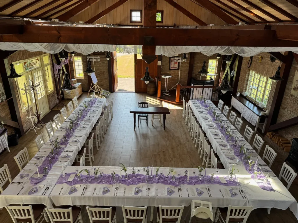 svatba ve fialové barvě